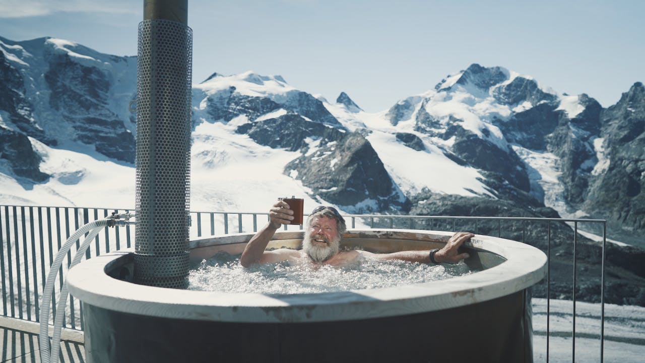 41 Grad warmes blubberndes Wasser im Whirlpool, ein Wahnsinnspanorama auf den Piz Bernina und ein kühles Bier in der Hand. Viel mehr braucht Ernst nic...