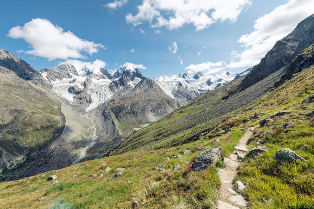 Die Wanderwege der Bernina-Tour schlängeln sich
 von Poschiavo über den Berninapass bis nach Maloja im Engadin.