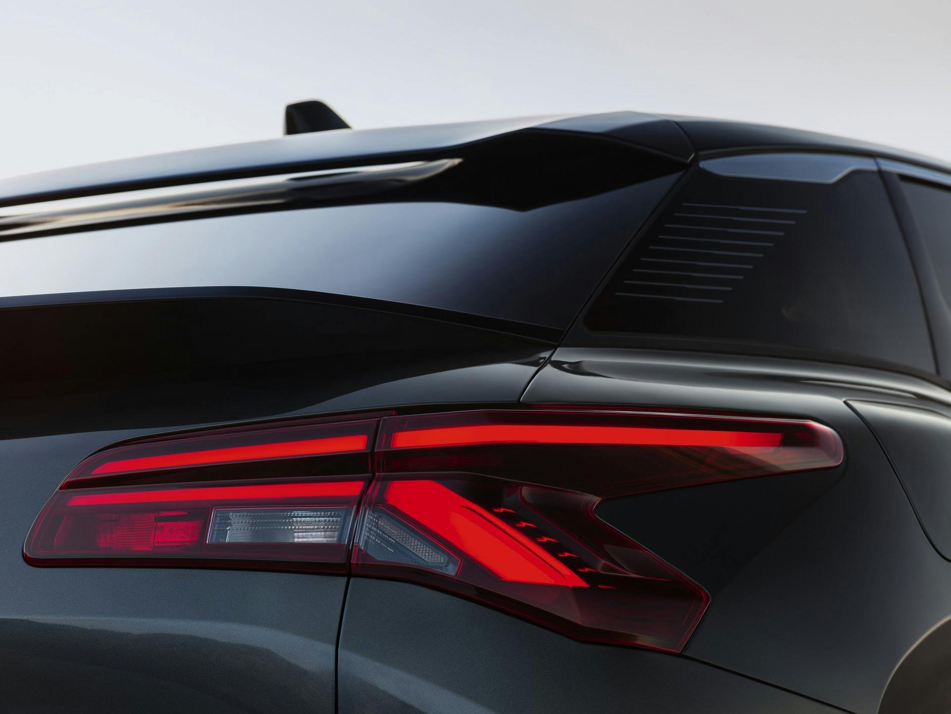 Elegant und effizient: Der schwebende, aerodynamische Oberspoiler sowie der zweite Spoiler für Abtrieb und Bremsstabilität.