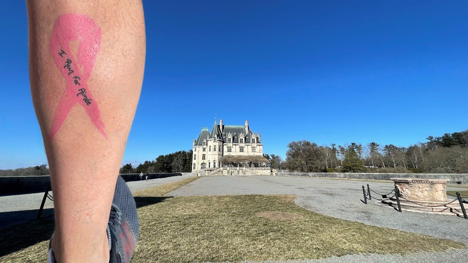 «I run for Aimée»: Mit diesem Tattoo setzt Philip Stahel ein Zeichen gegen Brustkrebs.