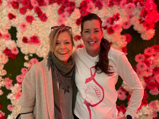 Zusammen im Kampf gegen den Krebs: Nicole von Pink Ribbon Schweiz mit Aimée.