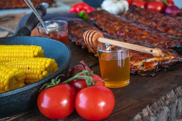 Für deine Marinade diesen Sommer kannst du ruhig auch Honig vom letzten Jahrzehnt verwenden, denn Honig kann sich richtig lange halten.