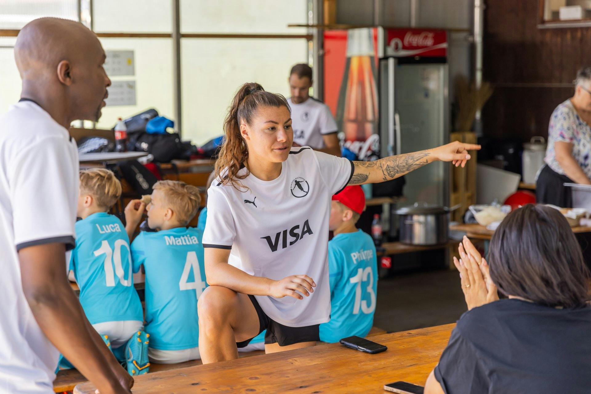 Ramona Bachmann est une footballeuse professionnelle.