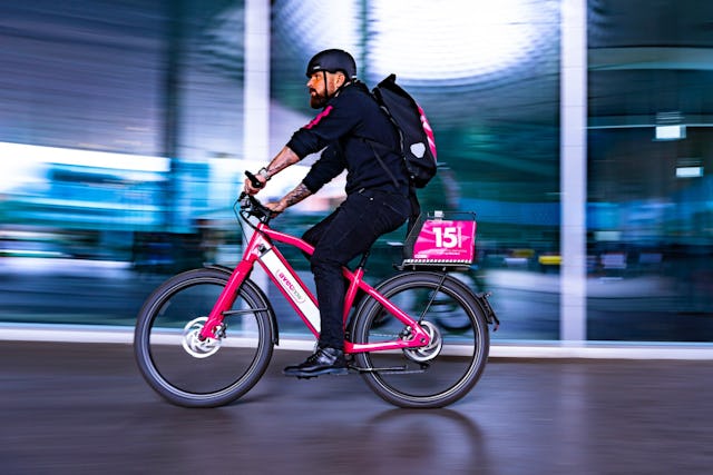 avec now sorgt sich um die Umwelt und liefert nur mit E-Bikes aus.