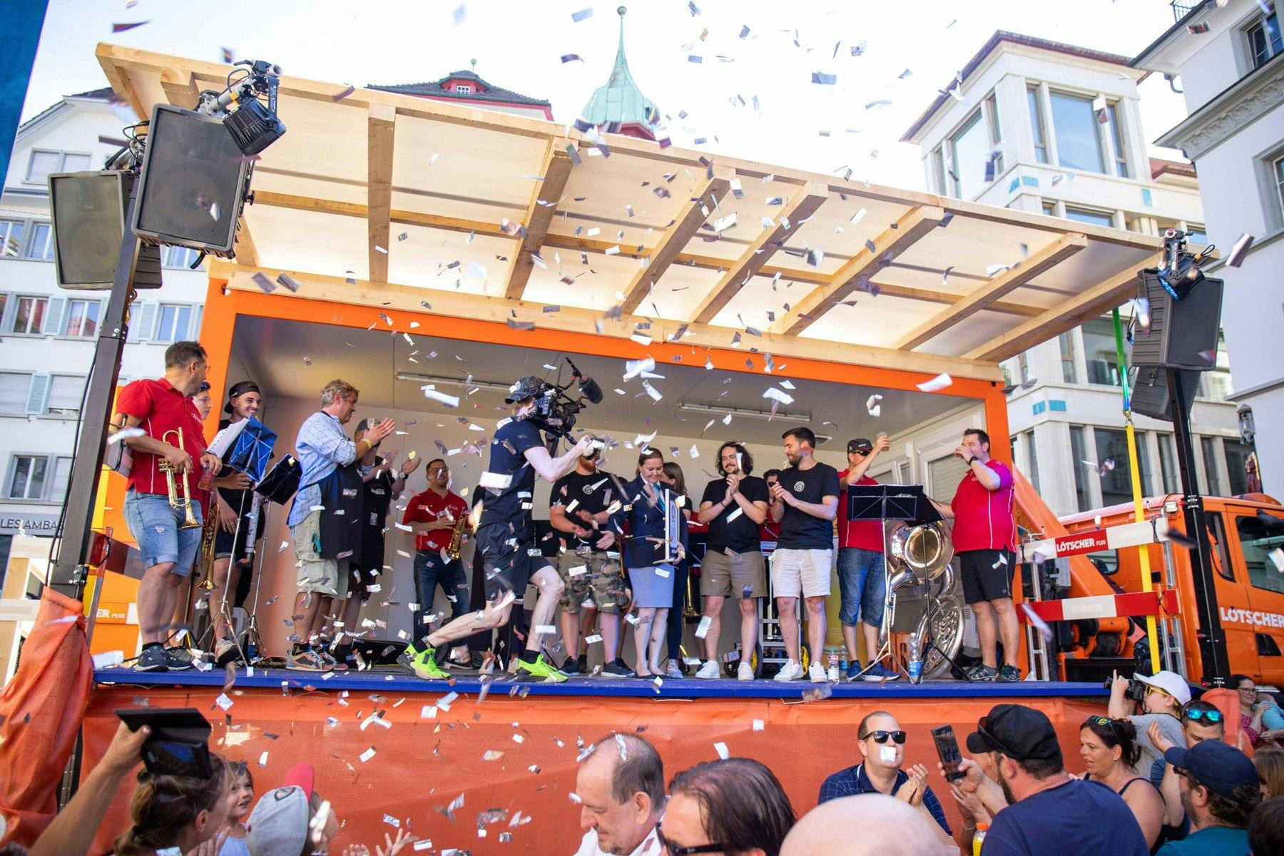 Die Urkundenübergabe fand auf dem Kapellplatz statt.