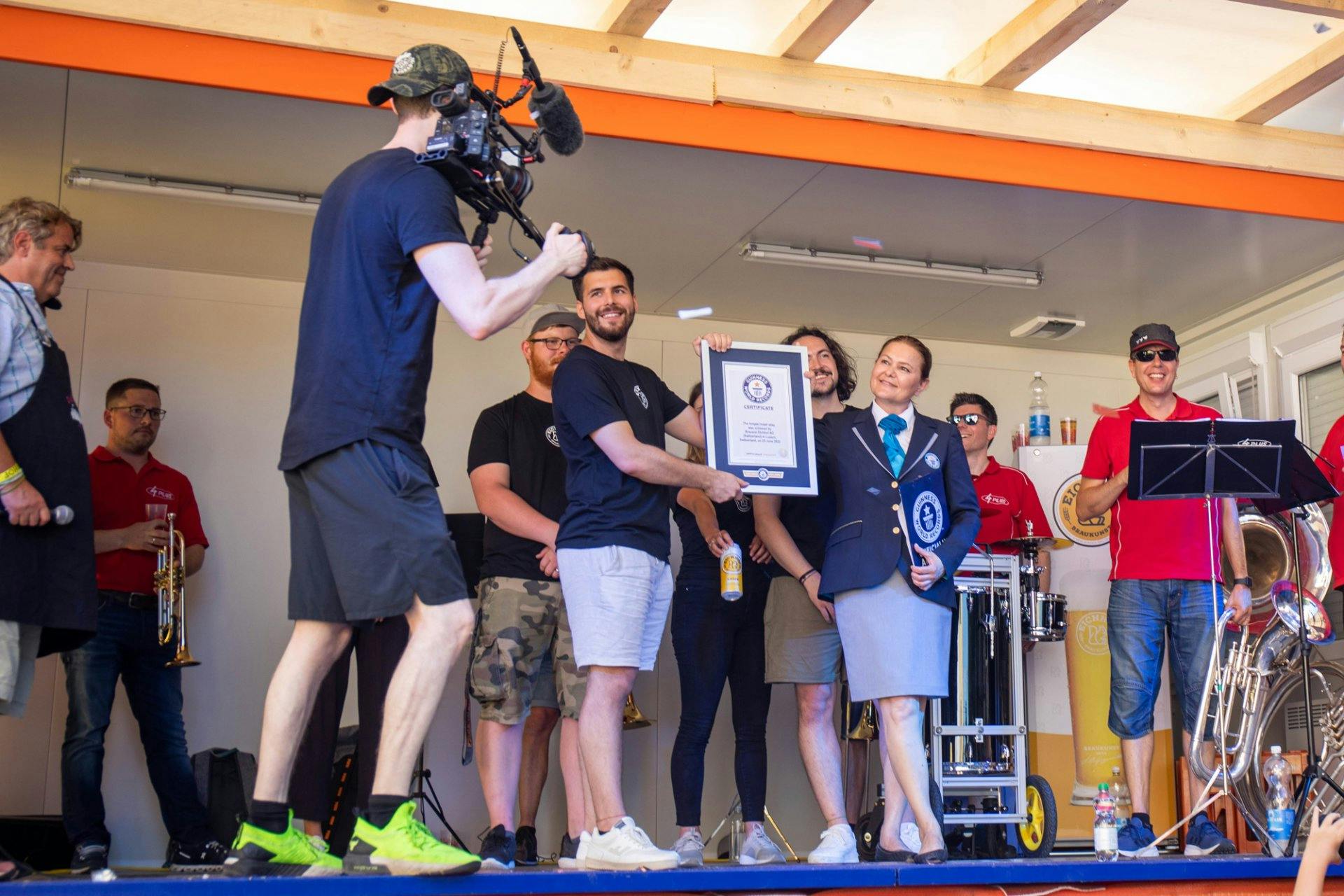 Bereits am Abend durften die Organisatoren des Anlasses die Weltrekordurkunde entgegennehmen.