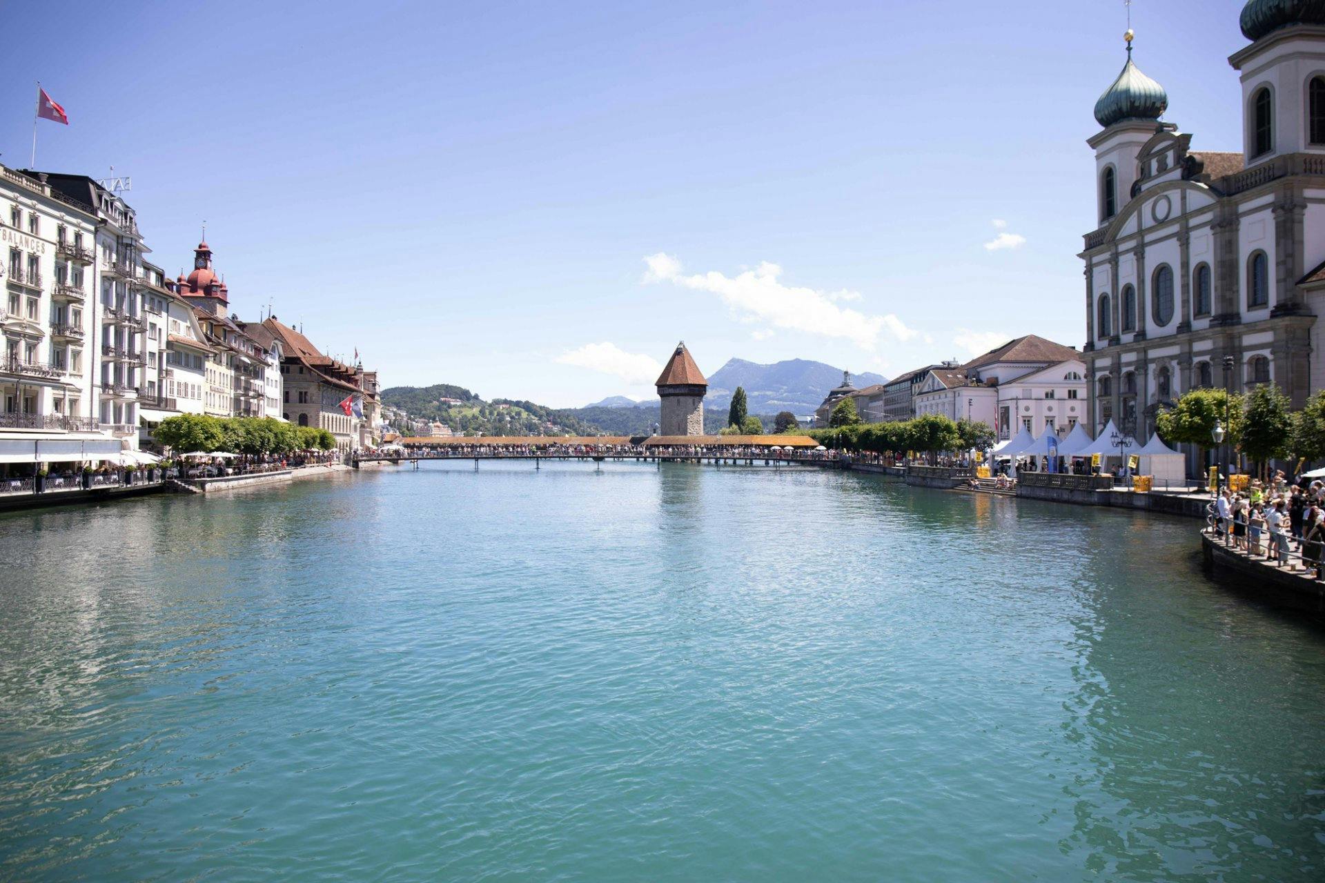 Die Menschenkette reichte über die Bahnhofstrasse, Reussbrücke und unter die Egg über die Reussbrücke zurück bis zur Bahnhofstrasse.