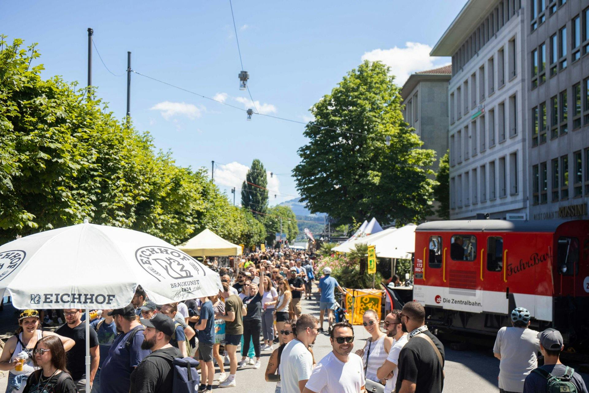 Bei schönstem Wetter war das Warten auf den Rekord mit einem Getränk in der Hand viel einfacher.