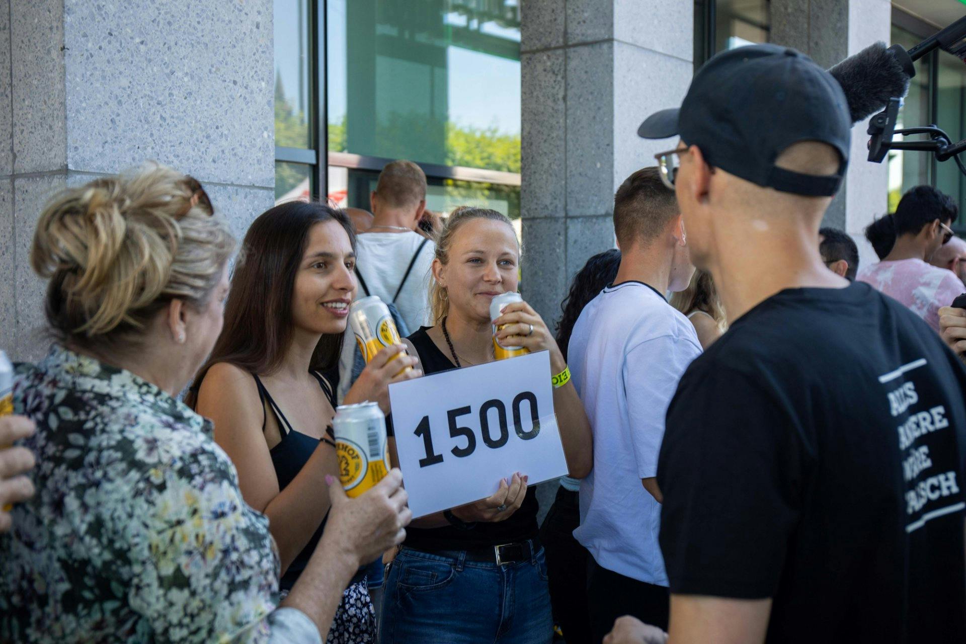 Damit der Weltrekord anerkannt werden konnte, mussten die Anstossfreudigen natürlich gezählt werden.