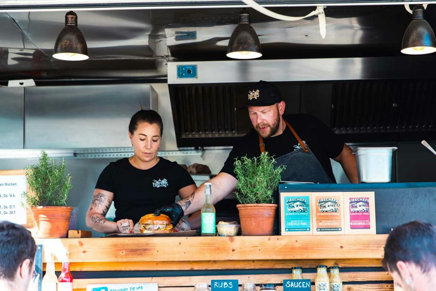 … bewirtet er mit dem Food-Truck über Mittag Gäste. Praktisch alles ist selber gemacht, Partnerin Simona Manazza…