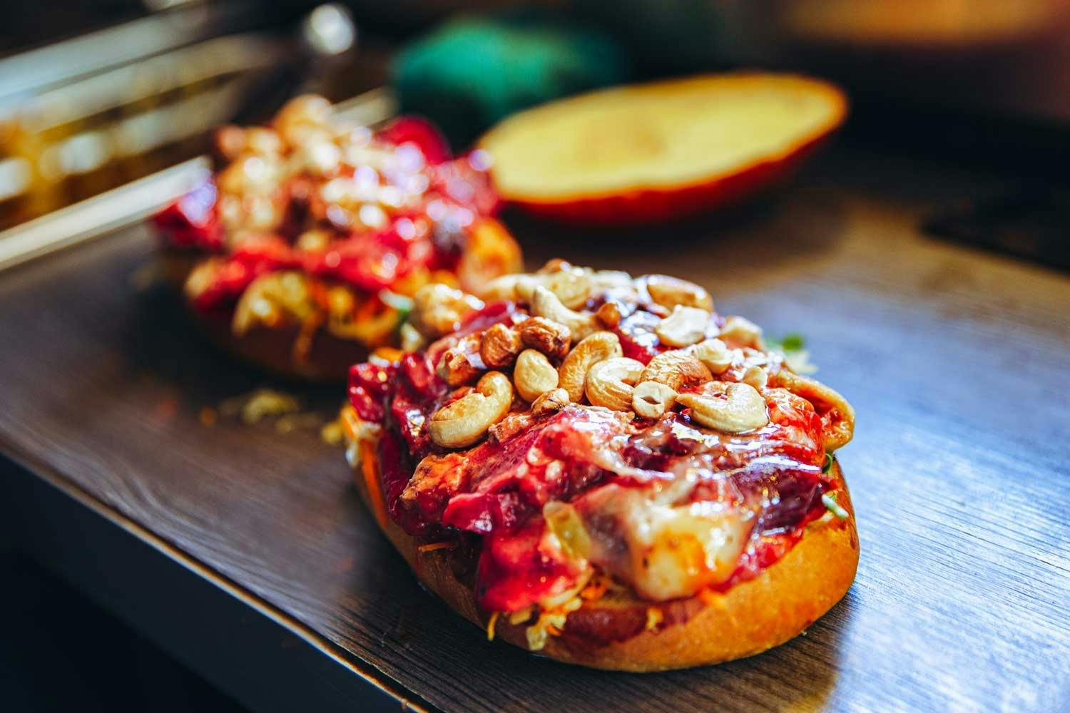 Beliebt sind auch vegetarische Varianten mit Randen, Käse und Cashew oder Baumnüssen.