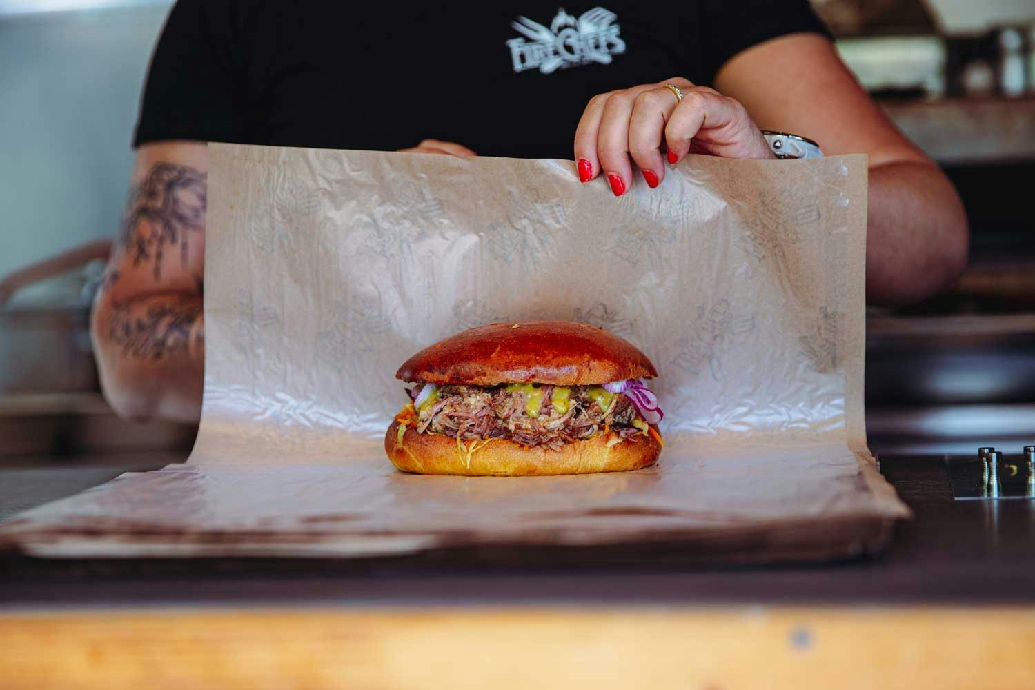 ... verpackt eines der beliebtesten Menüs, das Pulled Pork Sandwich.