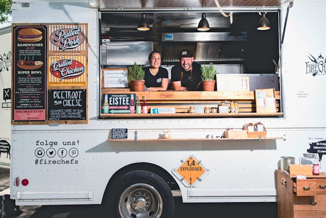 Können hinter ihren Produkten stehen: Grillmeister Markus Hunziker und Partnerin Simona Manazza von den Firechefs begeistern mit ihrem Food Truck.