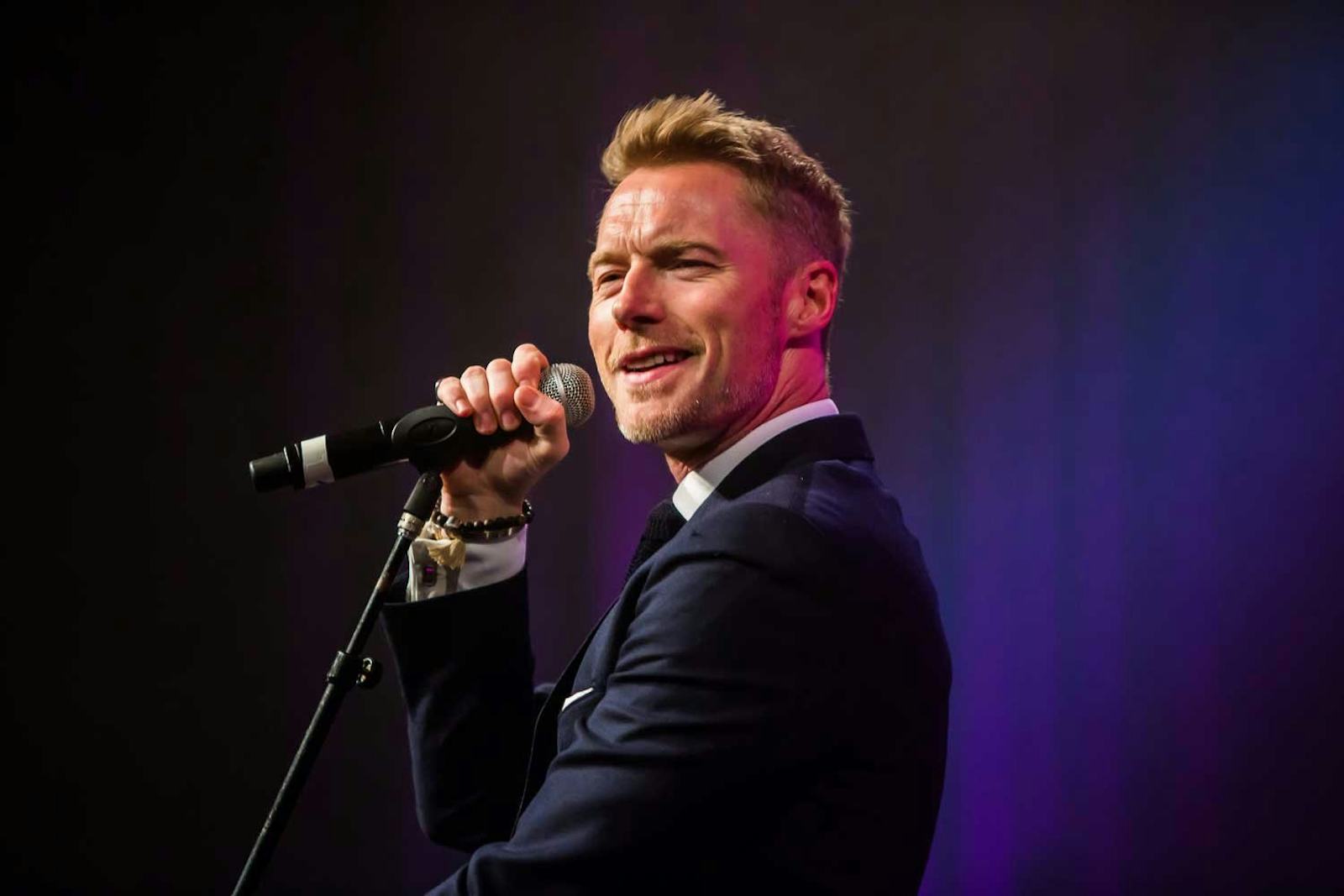 Ein Abend, den du nie vergessen wirst: Ersteigere die letzten zwei Tickets für die ausverkaufte Pink-Ribbon-Gala und triff Musiker Ronan Keating.