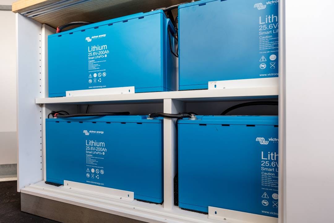 Der von den Panels produzierte Sonnenstrom wird in vier Batterien gespeichert. Diese haben eine Gesamtkapazität von zwölf Kilowattstunden und ermöglic...