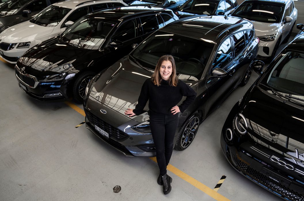 Léa Miggiano dans le salon automobile de Bannwil, au siège de Carvolution.