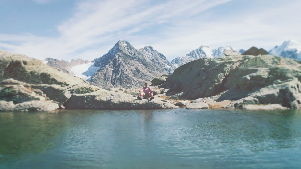Profiwanderer Ernst ist auf der Suche nach dem perfekten Ort für Meditation fündig geworden.