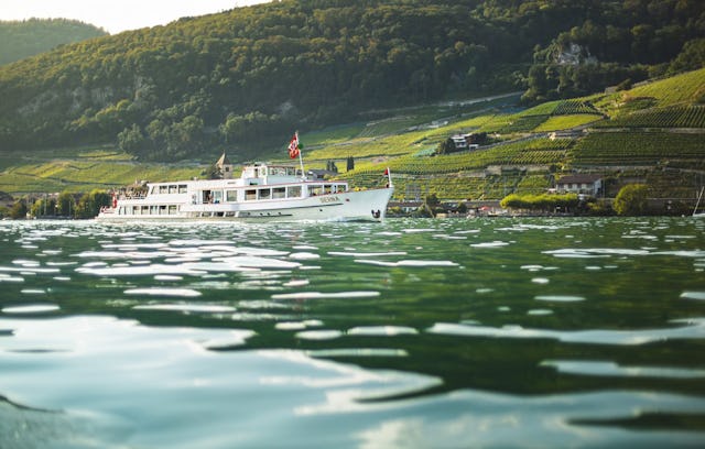 Entspannen auf dem Bieler- und Neuenburgersee: Das BLS-Spezialticket «2-Seenrundfahrt» macht es möglich.