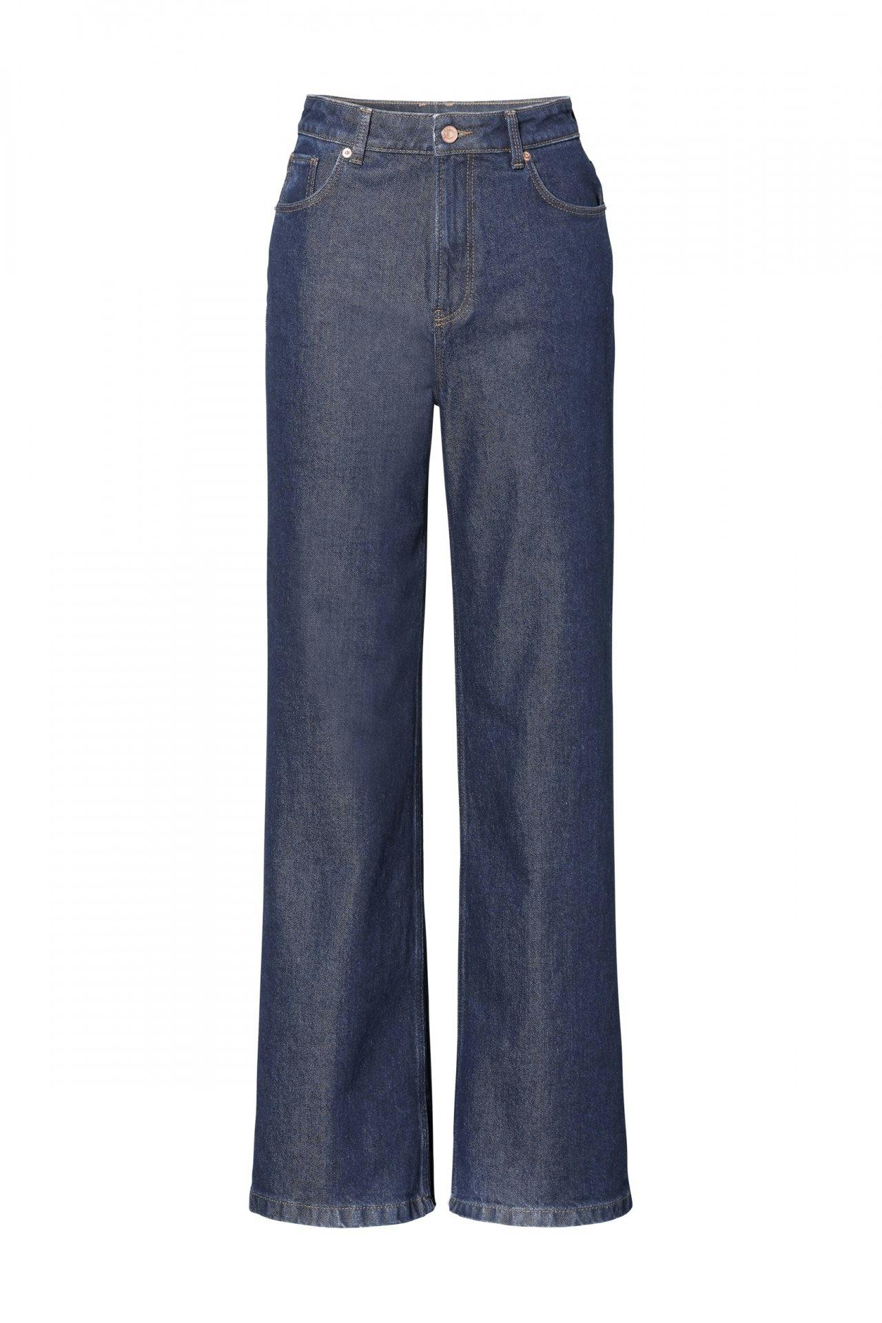 Les jeans pattes d’éph sont à la mode et peuvent être portés élégamment avec une blouse ou un débardeur: High Loose Jeans, 49.95 francs sur