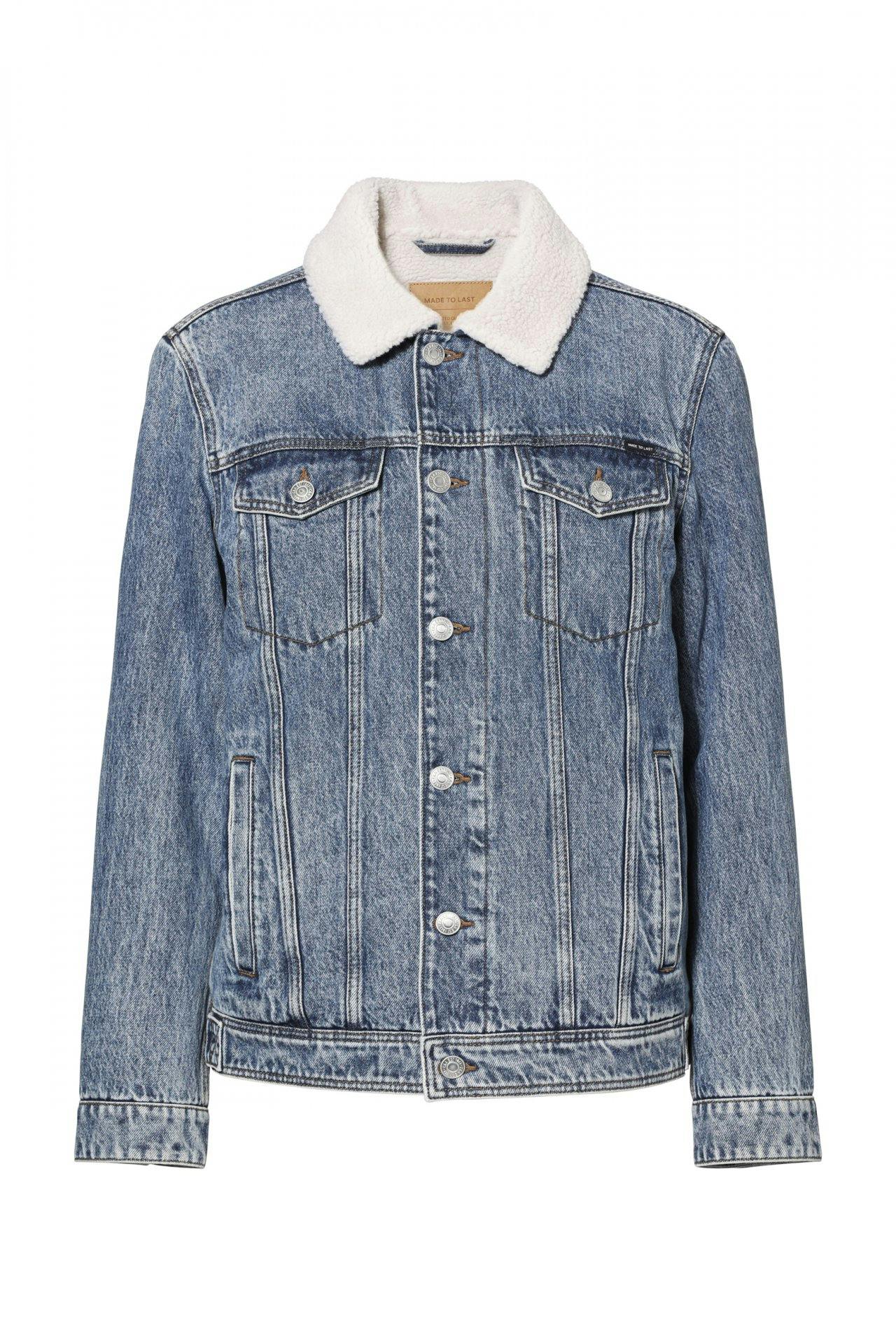 Si tu aimes les looks denim-on-denim, cette veste composée d'au moins 20% de coton recyclé est indispensable pour l'automne, Denim Sherpa Jacket en bl...