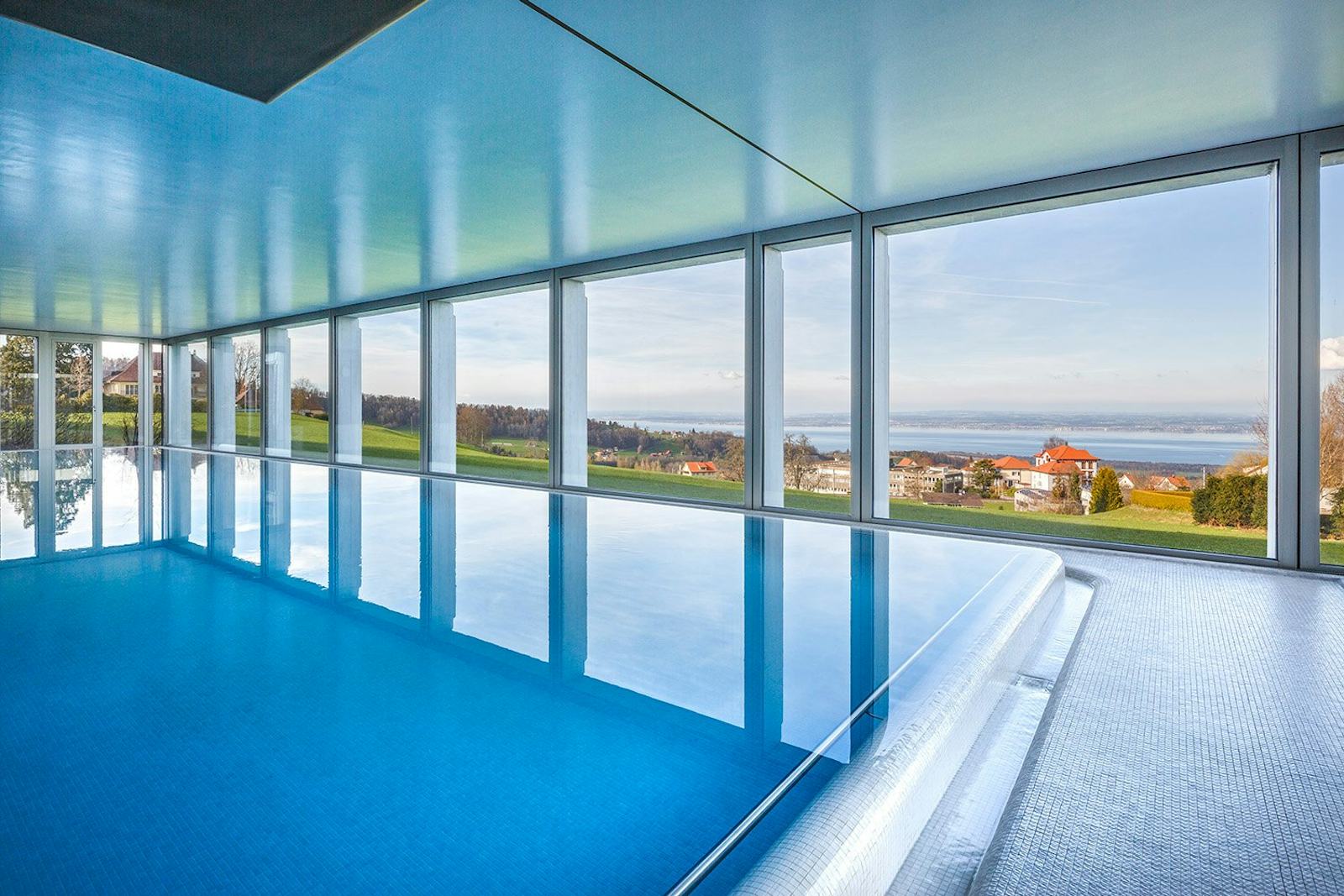 Geniesse den wunderschönen Ausblick vom Hotelpool des Hotels Heiden im Appenzellerland.