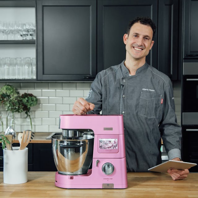 Lerne zusammen mit Sommelier und Küchenchef Alberto Russo und der Kenwood Cooking Chef XL alles, um ein erstklassiges Menü zu kreieren.