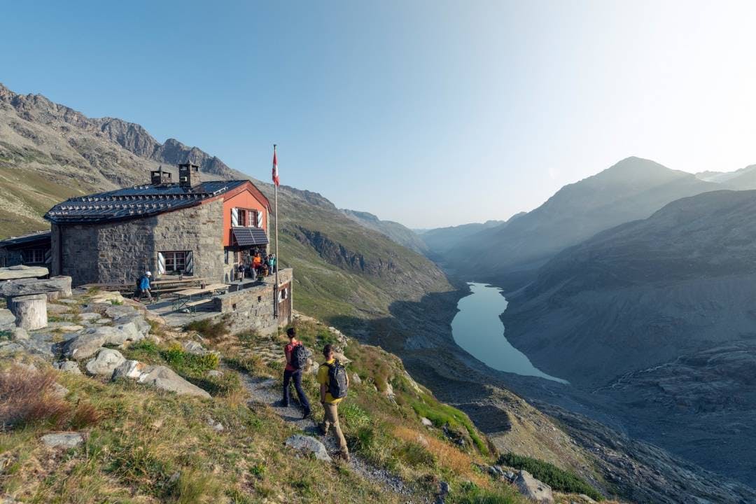 Ausgangspunkt für den Zustieg zur Chamanna Coaz sind die Talorte Silvaplana-Surlej und Pontresina