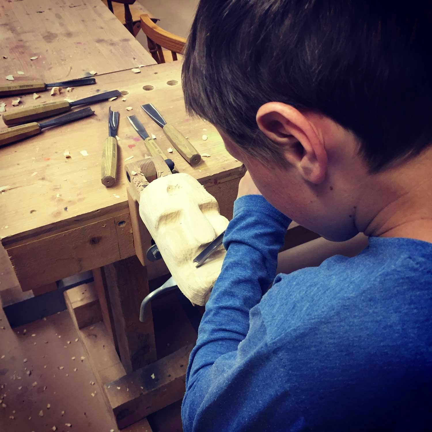 ... und lernst alles über das Maskenwesen im Lötschental von 1900 bis heute.