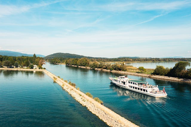 Entspanne auf dem Bieler- und Neuenburgersee: Das BLS-Spezialticket «2-Seenrundfahrt» macht es möglich.