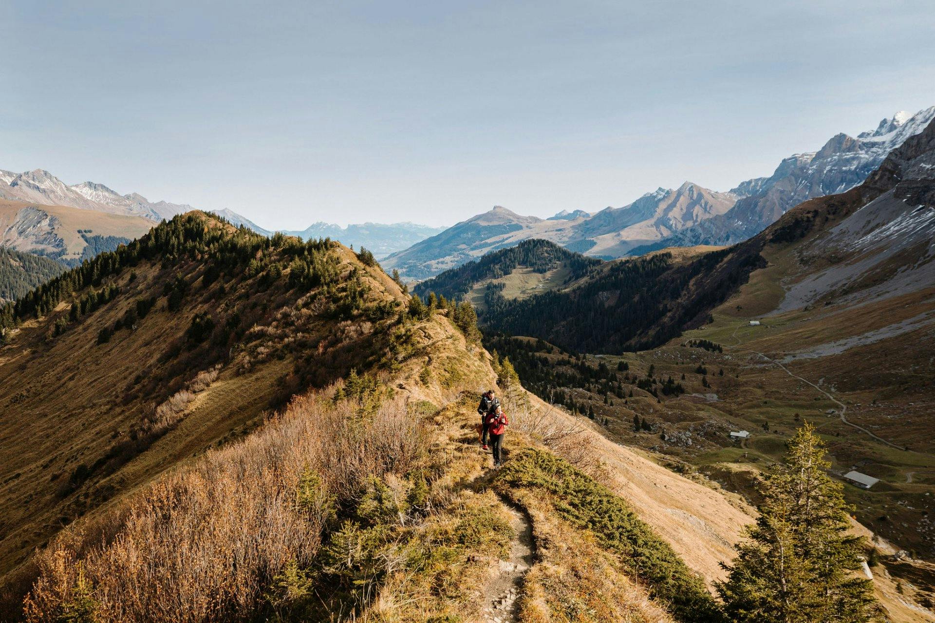 Geniesse auf der Wanderung den Ausblick auf den Wildstrubel und lasse dich in den Verpflegungsstationen entlang der Wanderwegs kulinarisch verwöhnen.