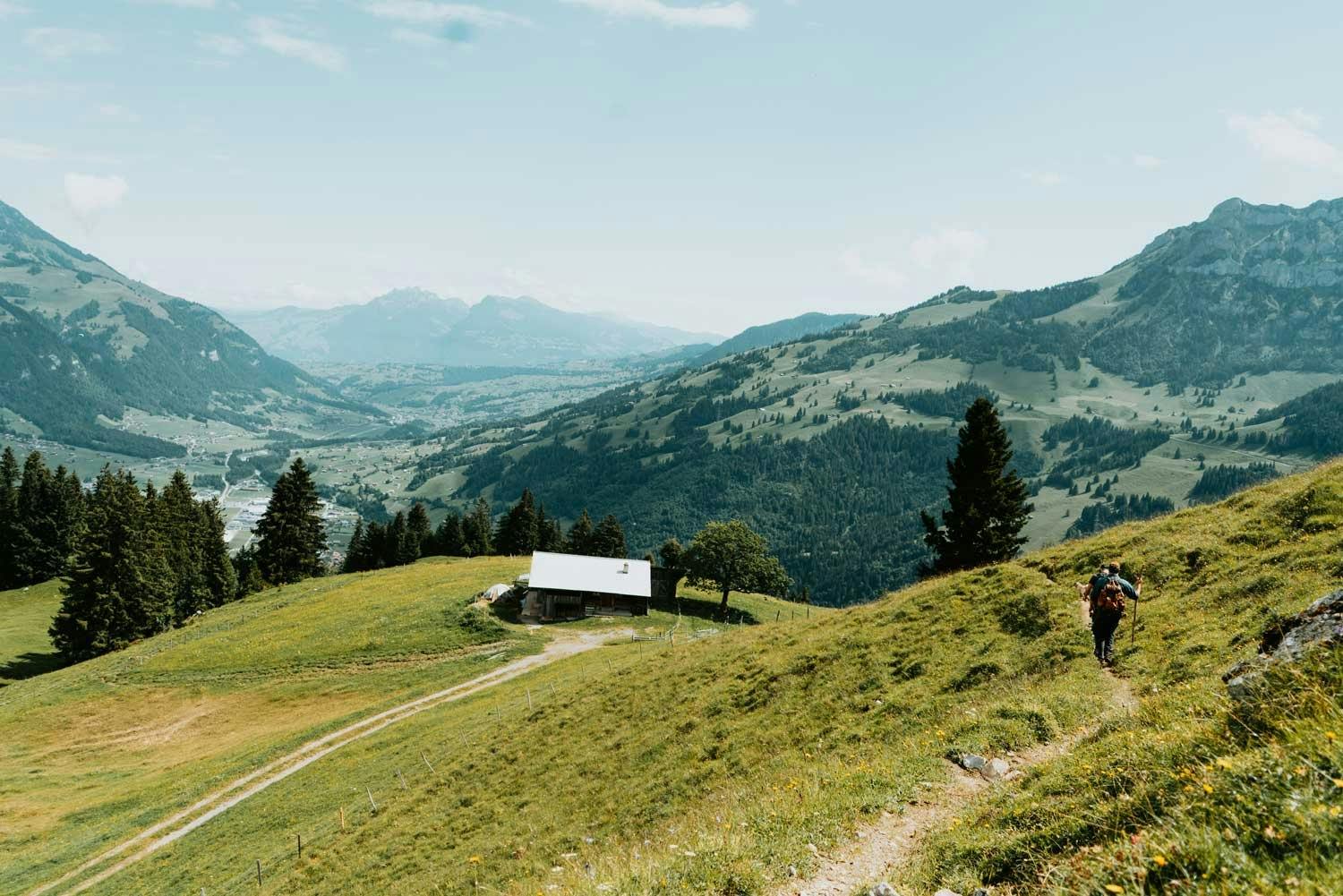 Au loin, le Niesen et le Niederhorn se découvrent tout en beauté.