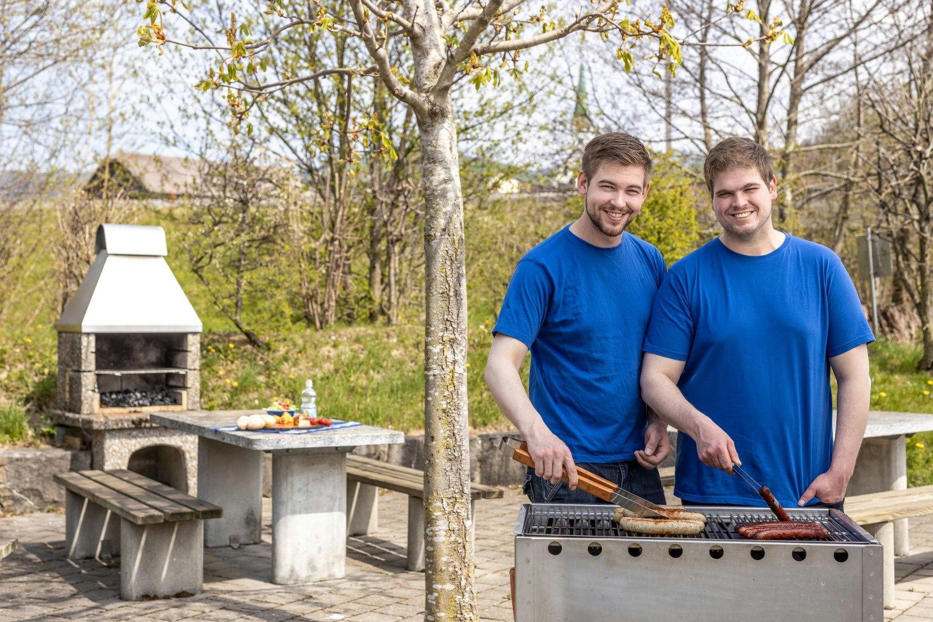 Die Brüder Küpfer erfinden die Wurst neu und kombinieren Pizza mit Bratwurst.