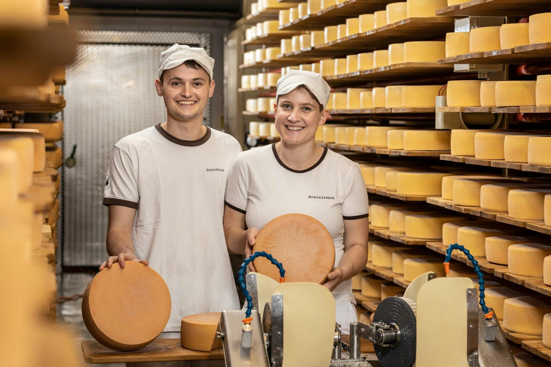Der natürliche Bergkäse wird aus frischer Rohmilch direkt vom Bergbauer produziert.
