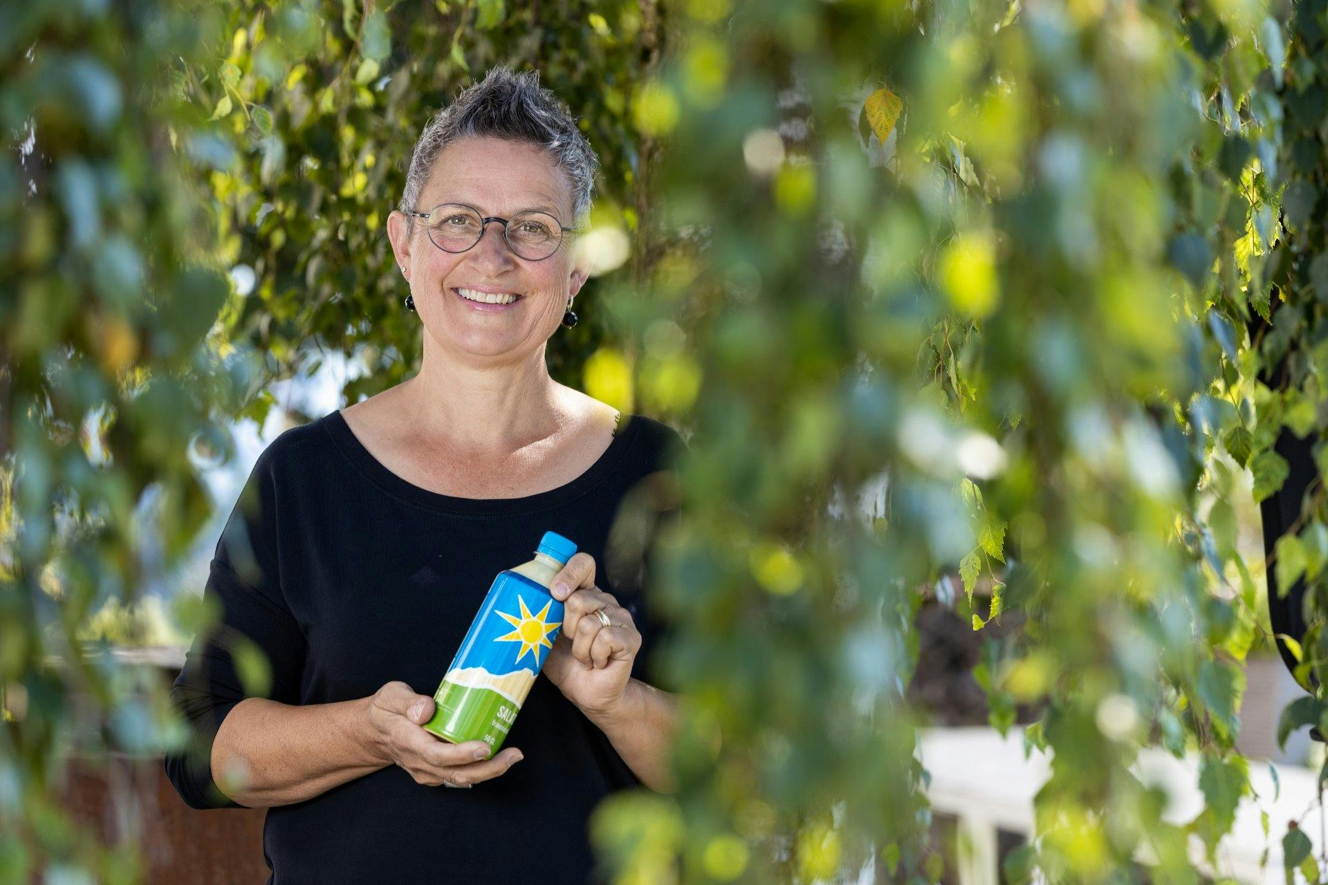 Die beliebte Salatsauce wird von Hand hergestellt und in Flaschen abgefüllt.