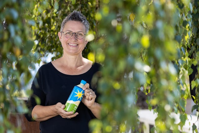 Die beliebte Salatsauce wird von Hand hergestellt und in Flaschen abgefüllt. Die beliebte Salatsauce wird von Hand hergestellt und in Flaschen abgefüllt.