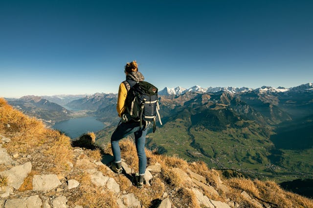 Hoch oben auf dem Niesen geniesst man eine atemberaubende Fernsicht auf den Thunersee und die umliegenden Täler.