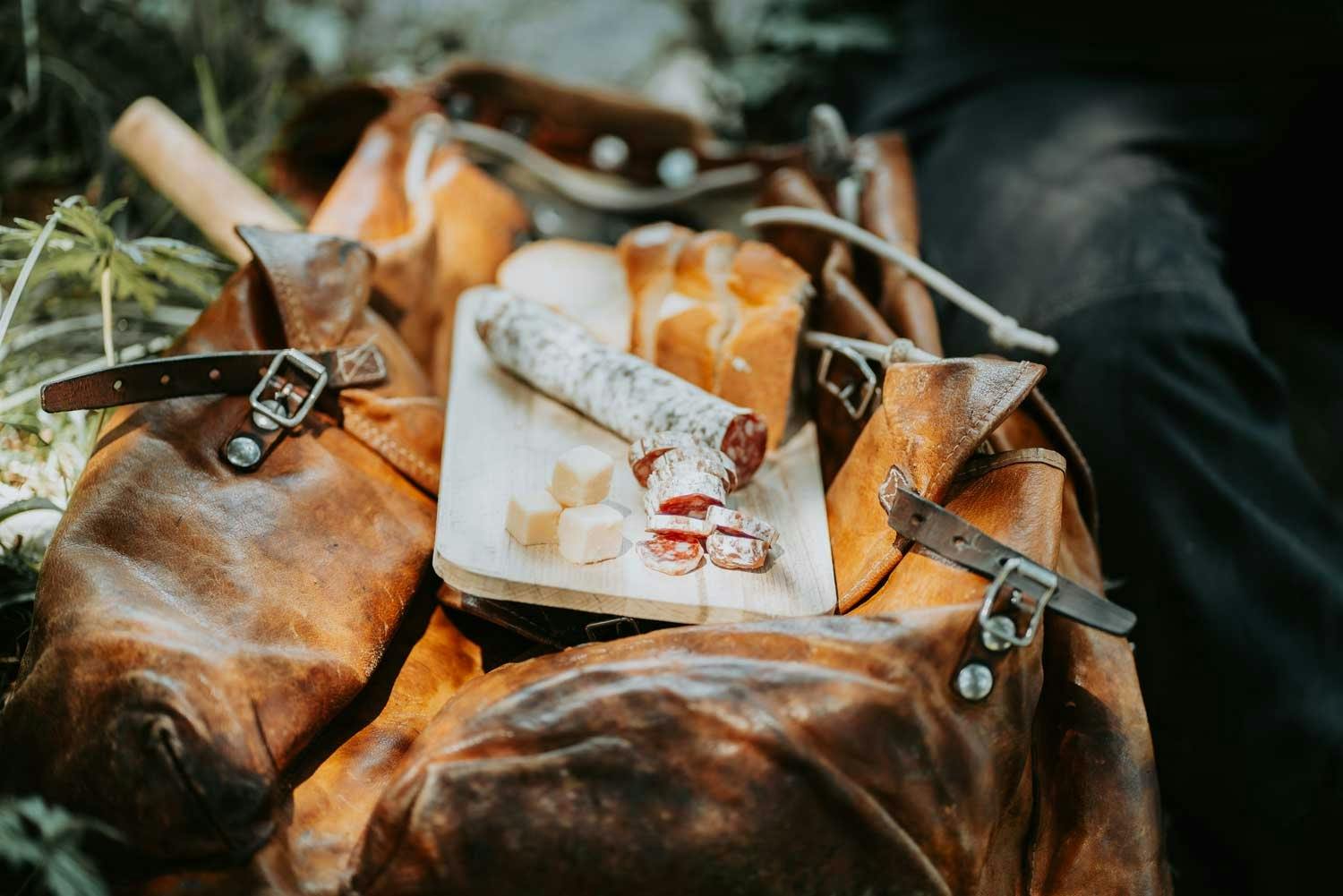 Ein Picknickplatz mit Feuerstelle lädt zum Verweilen und Erholen ein.