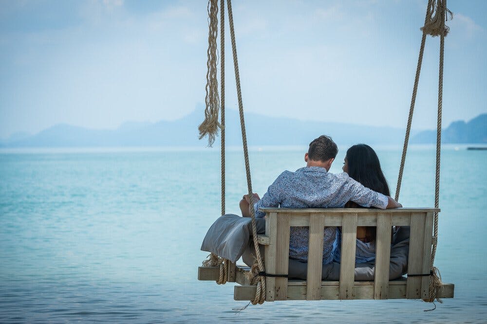 Se détendre à deux et admirer la vue à couper le souffle sur une baie de rochers karstiques à Koh Yao Noi.