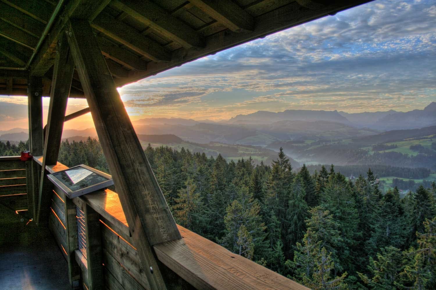 Das Chüderhüsi ist mit dem 42 Meter hohen Aussichtsturm im Goucherenwald schon wegen dem 365°-Panorama definitiv eine Reise wert.