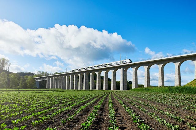 Friedrich Dürrenmatt liebte Zugfahrten. Die Reise im kommentierten Zug der BLS ist darum der perfekte Ort, um Dürrenmatts Geheimnisse zu erfahren.