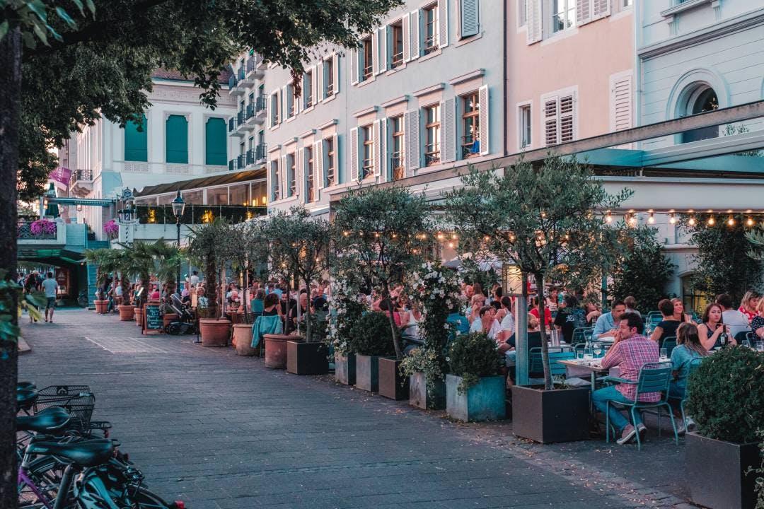 Restaurants mit schönen Sommerterrassen entlang des Rheinbords.