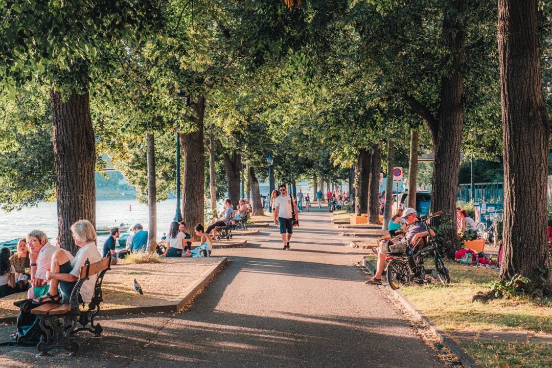 Flanieren und Spazieren.