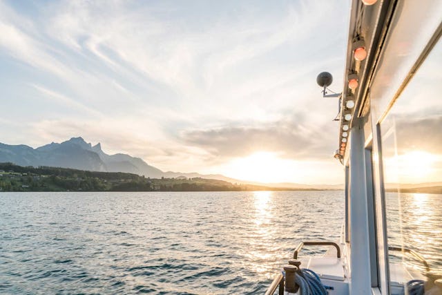 Lass dir die Schifffahrt auf dem Thunersee und die spektakulären Sonnenuntergänge auf dem Boot nicht entgehen.