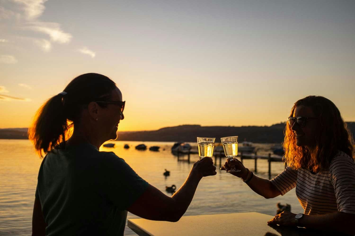Der Veloweg führt vorbei an kulinarischen Highlights, für die dich das «Genussbüchlein» , das im Tourismusbüro und online verfügbar ist, perfekt wappn...
