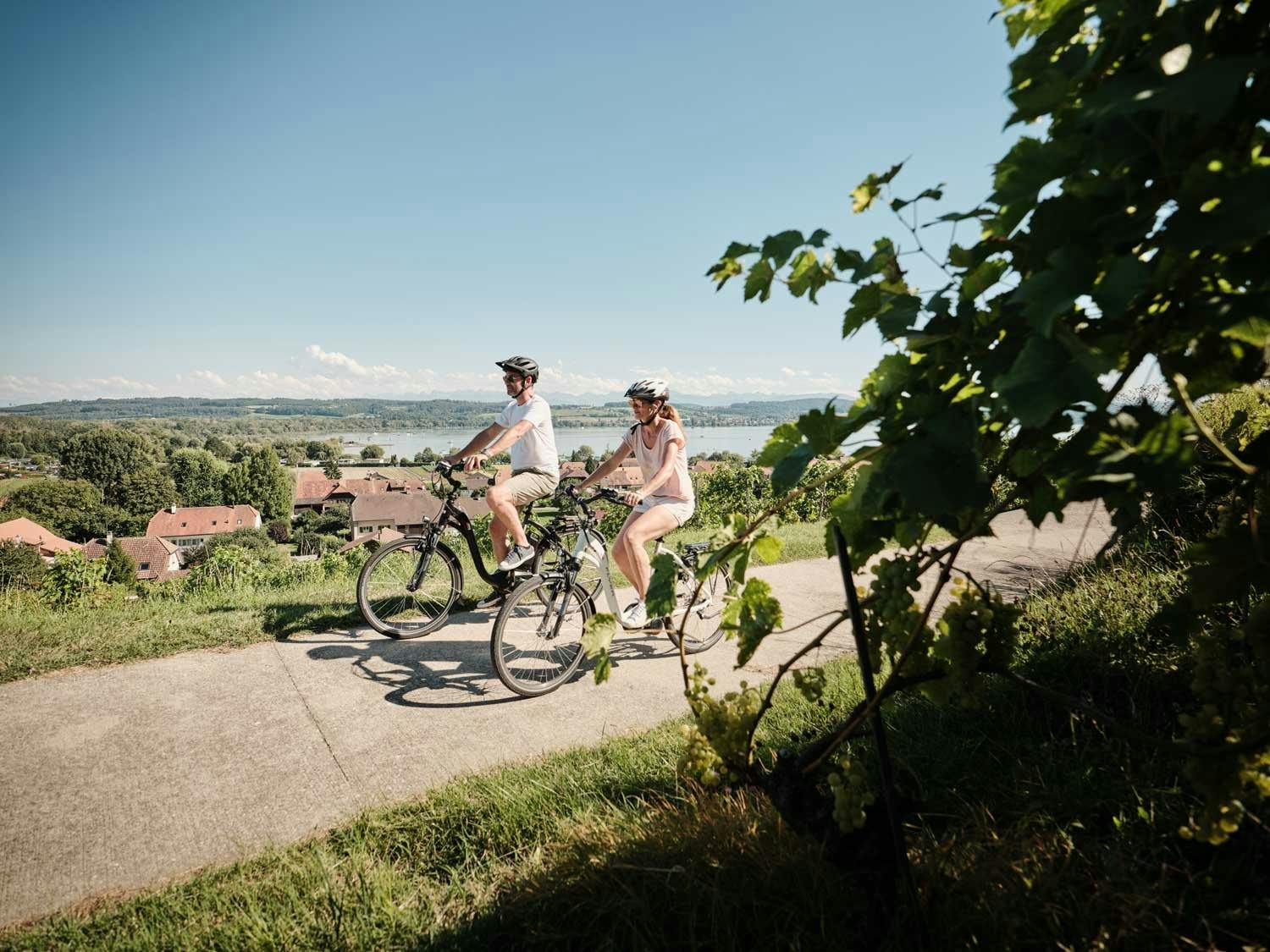 Die Region Murtensee lädt zum Entspannen ein - vor allem mit dem Velo. Die Veloroute führt dich auf 28 Kilometern um den türkisblauen See ...