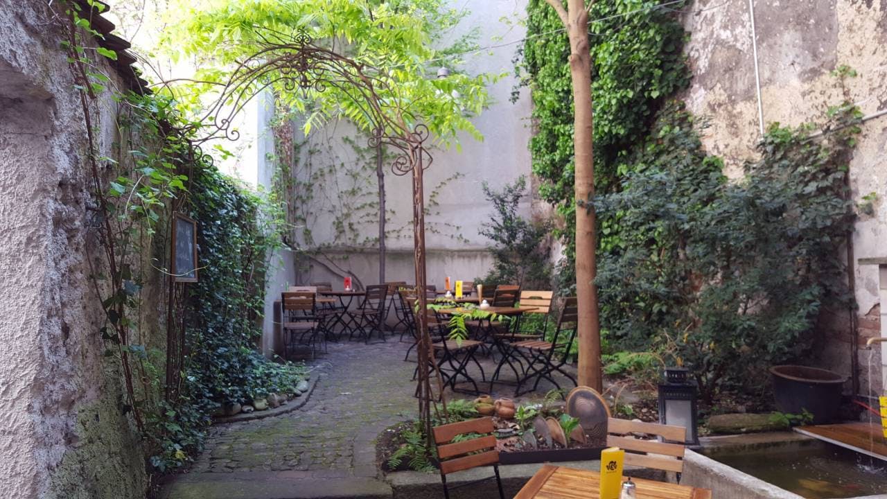 Ein lauschiger Innenhof – hier kommst du auf der FoodTour vorbei.