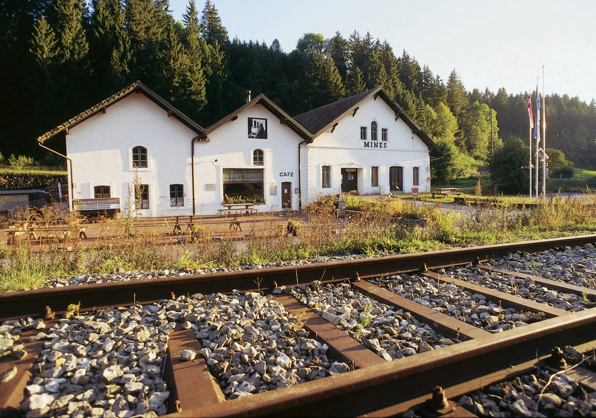 In La Presta erfährst du mehr über die Asphaltminen, in denen noch heute die harte Arbeit der Bergleute nachhallt.