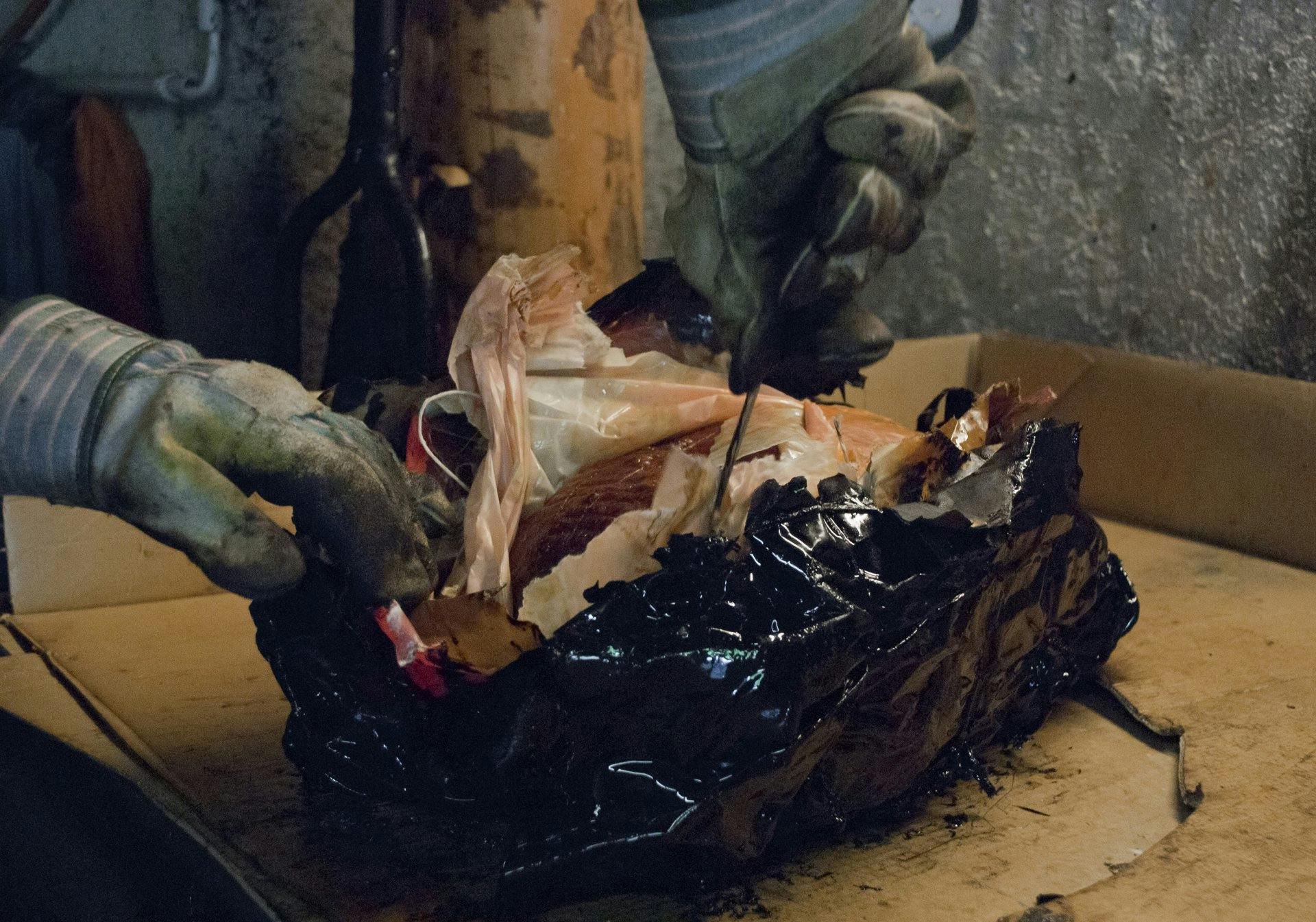 Das hast du bestimmt noch nie gegessen: Schinken, der im Asphalt gekocht wurde.