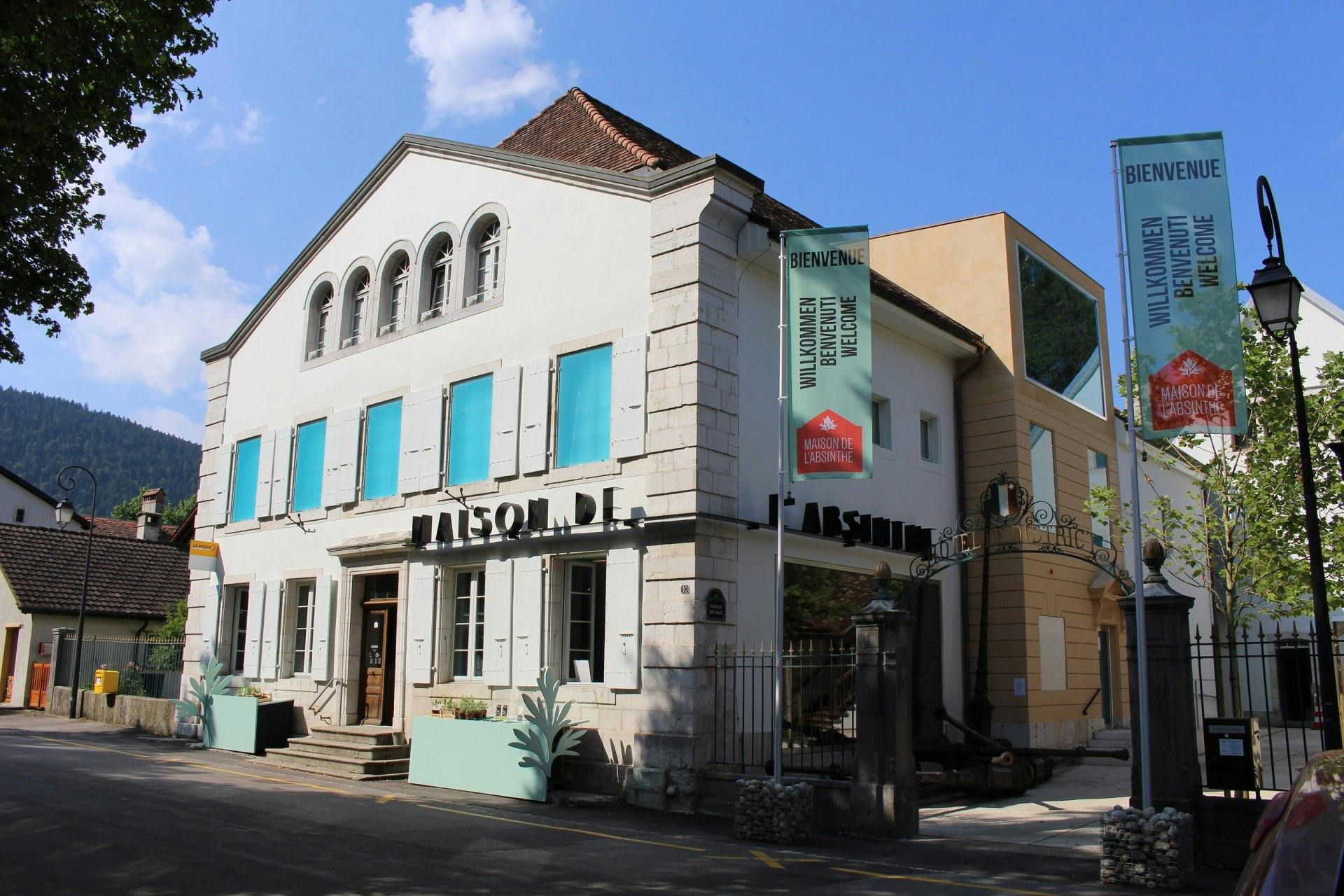 Erfahre mehr über die Geschichte, den Schmuggel und die Wissenschaft hinter dem Absinth.