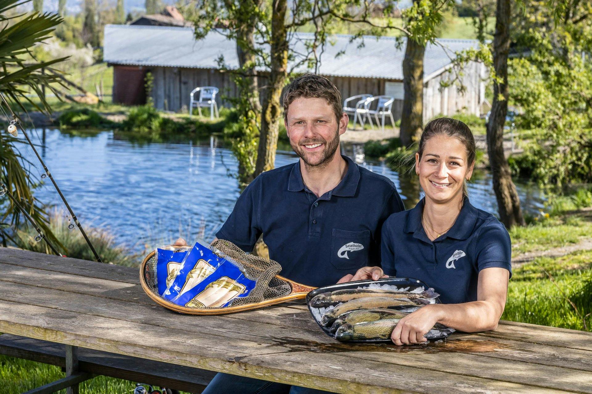 Frische Fische aus Römerswil: Sämi Spielhofer und Andrea Müller züchten in ihrem Familienbetrieb Saiblinge und Forellen.